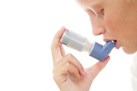 bambino con asma broncodilatatore